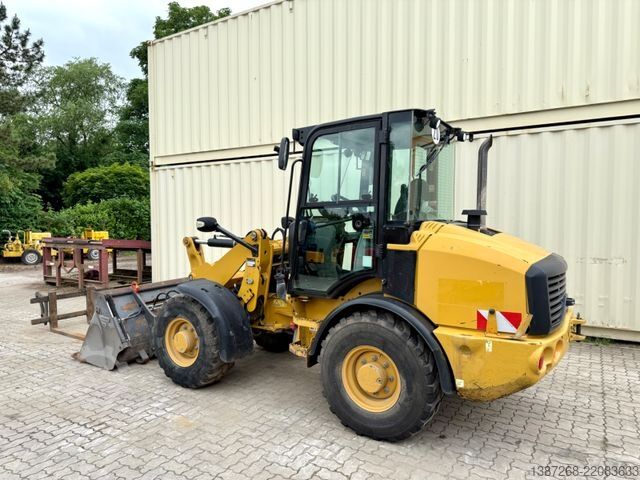 Wheel loader CATERPILLAR 907M / 2018 BJ / Schaufel + Gabel