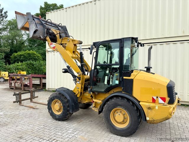 Wheel loader CATERPILLAR 907M / 2018 BJ / Schaufel + Gabel