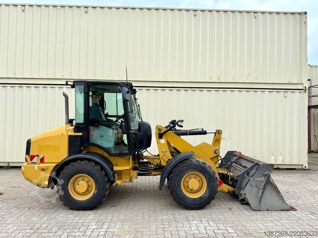 Wheel loader CATERPILLAR 907M / 2018 BJ / Schaufel + Gabel