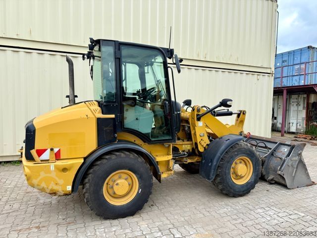 Wheel loader CATERPILLAR 907M / 2018 BJ / Schaufel + Gabel