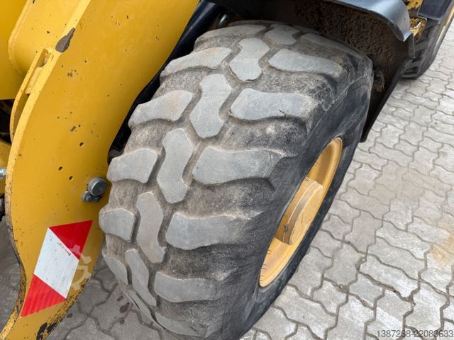 Wheel loader CATERPILLAR 907M / 2018 BJ / Schaufel + Gabel