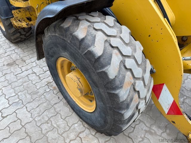 Wheel loader CATERPILLAR 907M / 2018 BJ / Schaufel + Gabel