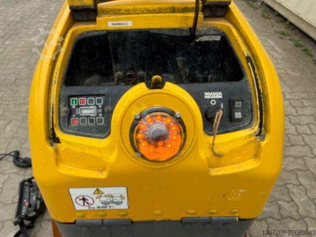 Single drum roller WACKER Neuson RT82-SC3 / 2015 BJ / 516 H / Remote