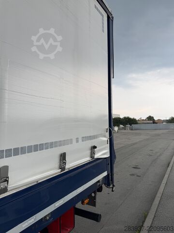 Flatbed truck with tarp daf 