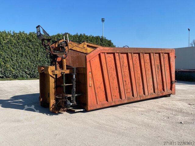 Roll-off container  CONTAINER SCARRABILE USATO A CIELO APERTO CON GRU