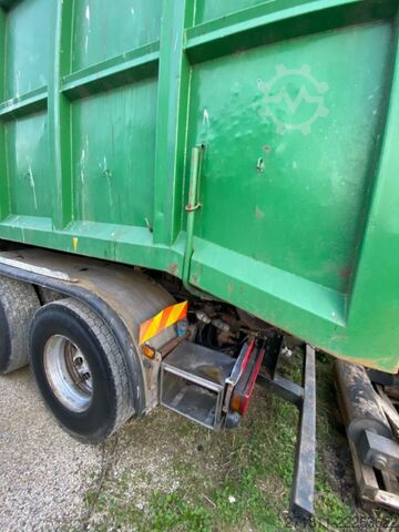 Roll-off container  CONTAINER SCARRABILE USATO A CIELO APERTO CON GRU