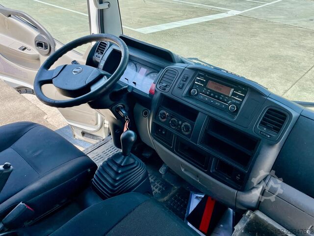 Three-way tipper Nissan NT 400