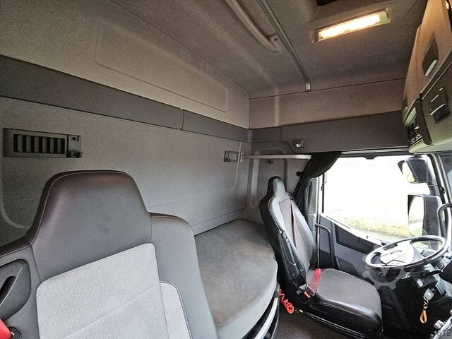 Koffer RENAULT T 460 6X2 STEERAXLE LIFT