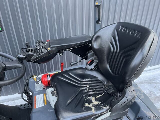 Electric 3-wheel forklift Toyota 8FBET15