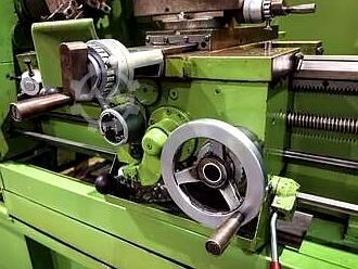 Leit- und Zugspindeldrehmaschine NARDINI 