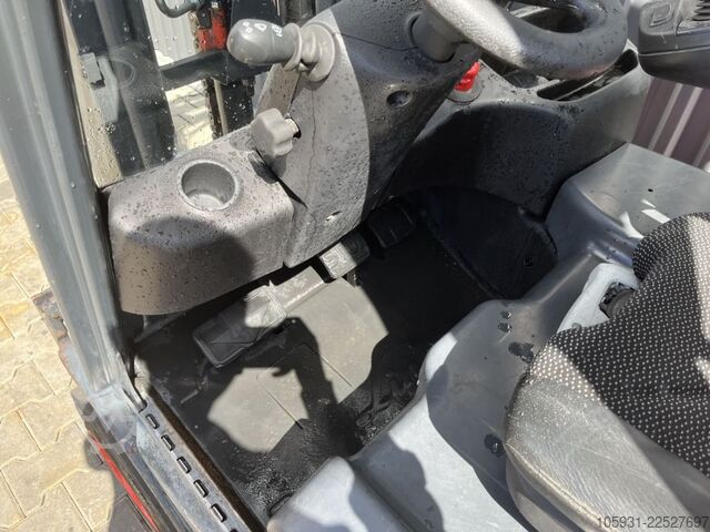 Electric 3-wheel forklift Linde E12-02