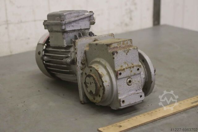 Getriebemotor 0,15/0,19 kW 175/356 U/min Emod SK400SUF-63L-4/2