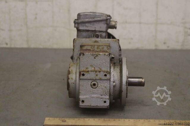 Getriebemotor 0,15/0,19 kW 175/356 U/min Emod SK400SUF-63L-4/2