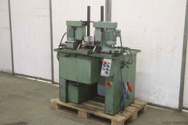 Milling machine with two spindles unbekannt Zweispindel-Fräsmaschine