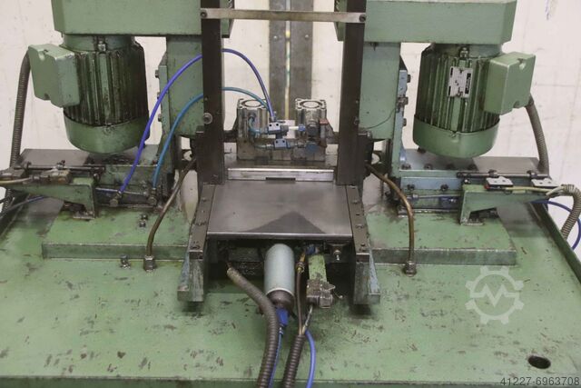 Milling machine with two spindles unbekannt Zweispindel-Fräsmaschine