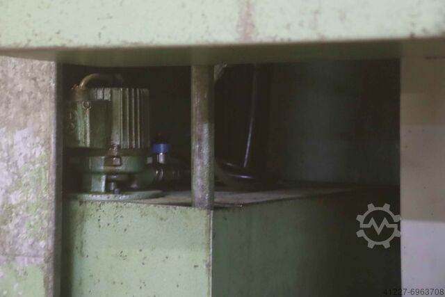 Milling machine with two spindles unbekannt Zweispindel-Fräsmaschine