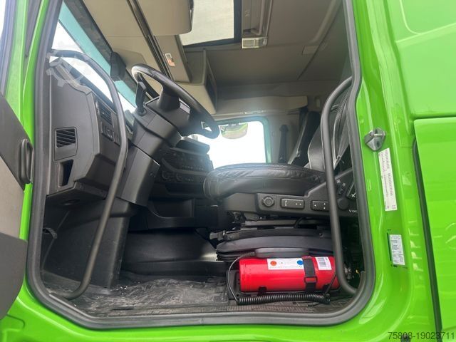 Hazardous materials truck VOLVO FH460 Flachdach ADR Hydraulik  ACC Leder Alcoa