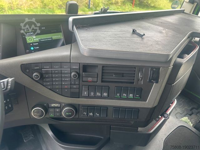 Hazardous materials truck VOLVO FH460 Flachdach ADR Hydraulik  ACC Leder Alcoa