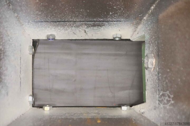 Conveyor belt with feed hopper unbekannt 3,4/6,6 m/min 745 x 190 mm