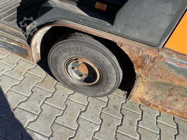 Tow Tractor Still R 07-25