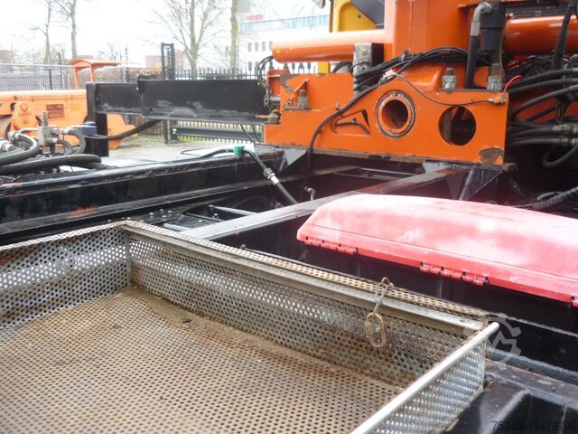 Container transportation DAF CF 360 CF 360 8x4 Chain lift and Atlas 240.22 *...
