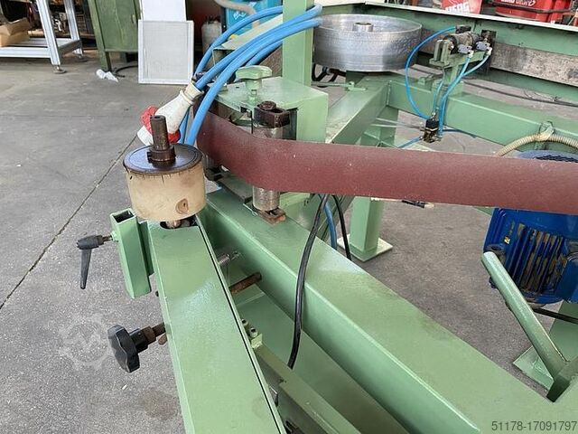 Triangular belt sander, with feed
