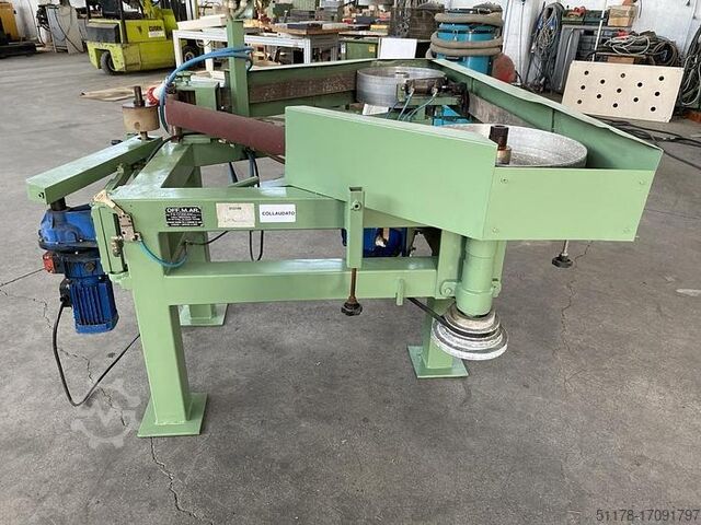 Triangular belt sander, with feed