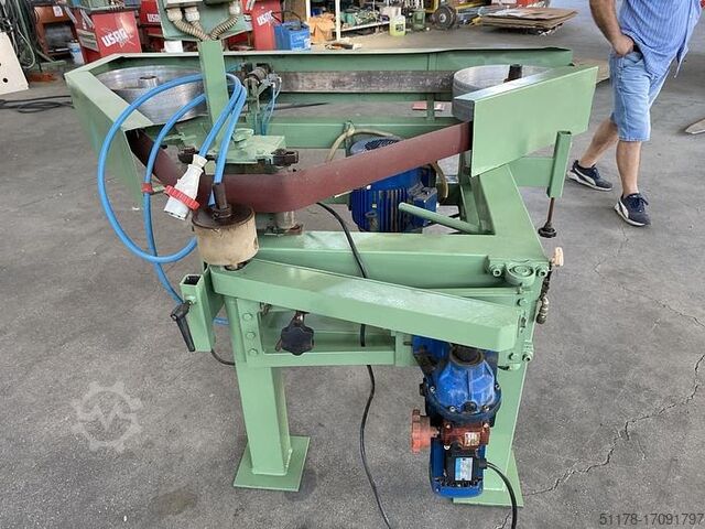 Triangular belt sander, with feed