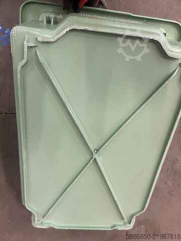 Robust plastic boxes/crates  