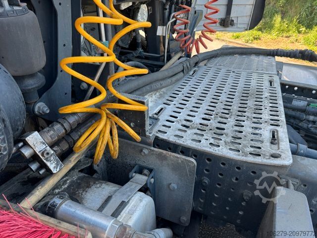 Standard tractor unit IVECO AS 440 ST/P LNG / Kipphydraulik