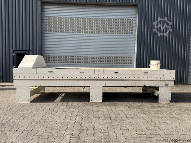 Rollenförderer mit Staubschutzhaube, 5500 mm Venjakob Rollenbahn RB5500