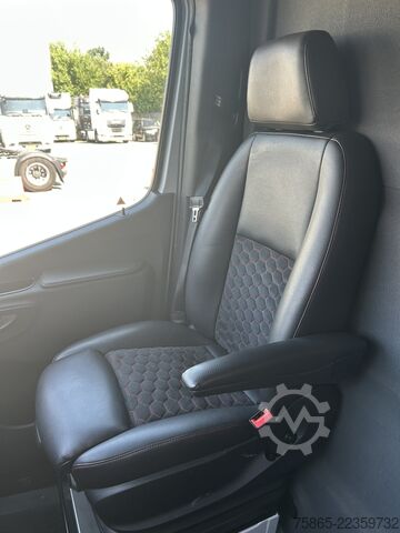 Delivery van Mercedes-Benz Sprinter 319 1.9 CDI / L3 H2 / Loadlift 500 kg ...