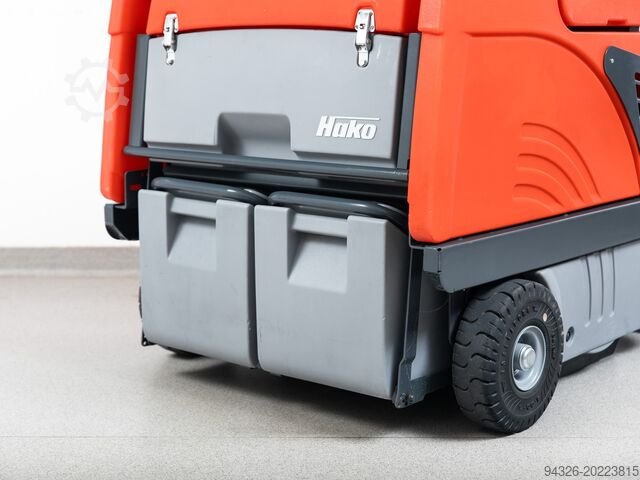 Hako Sweepmaster P980 R GASOLINE SWEEPER Hako Sweepmaster P980 R Benzin 2017y - 647h
