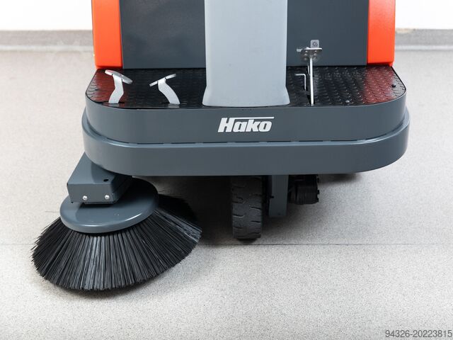 Hako Sweepmaster P980 R GASOLINE SWEEPER Hako Sweepmaster P980 R Benzin 2017y - 647h