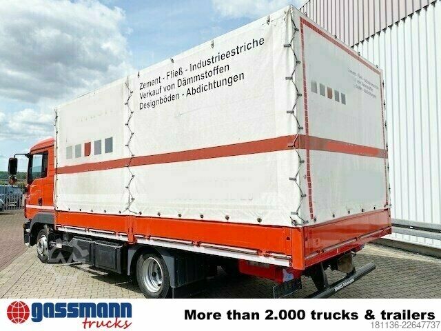 LKW mit Pritsche (offen)  Pritschenaufbau mit Plane