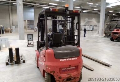 Geländestapler Manitou ME 425 C 2,5 t Elektro