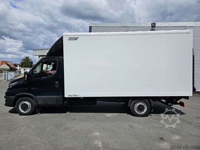 Transporter with suitcase Iveco 35 S 18
