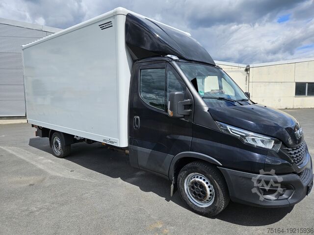 Transporter with suitcase Iveco 35 S 18