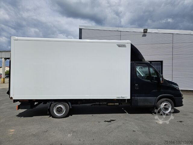 Transporter with suitcase Iveco 35 S 18