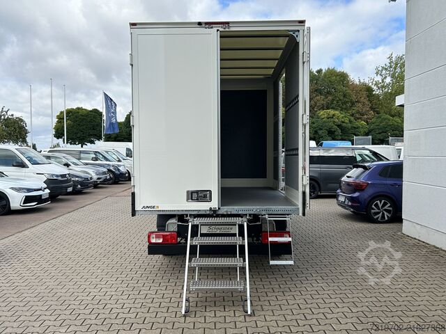 Transporter mit Koffer Volkswagen Crafter Koffer Junge Möbelkoffer Automat