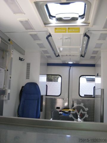 Fire truck MERCEDES-BENZ 616 D Vario Großraum-RTW Luftfederung *21000 KM*