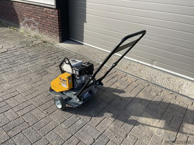 Giant GP1950G compaction plate NEW GIANT GP1950G trilplaat NIEUW