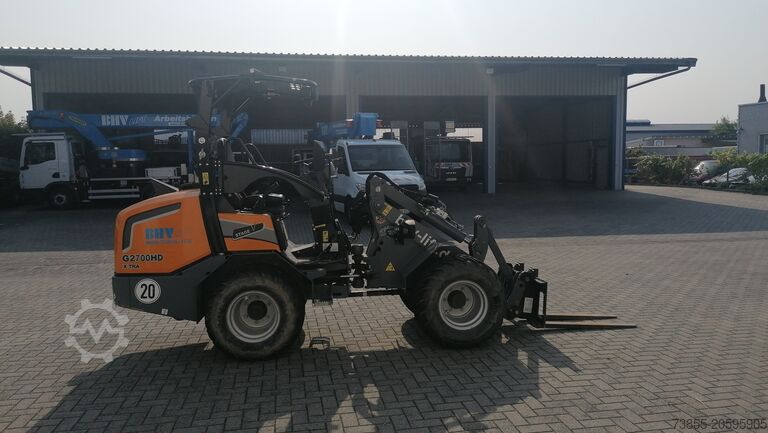 Wheel Loader GIANT G2700 X-tra HD with loader bucket and palletfork