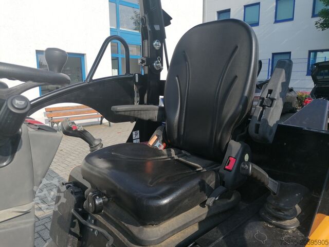 Wheel Loader GIANT G2700 X-tra HD with loader bucket and palletfork