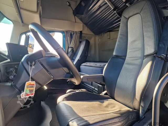 Car carrier van Volvo FH 500 Globetrotter XL Cartransporter Blyss Mod...
