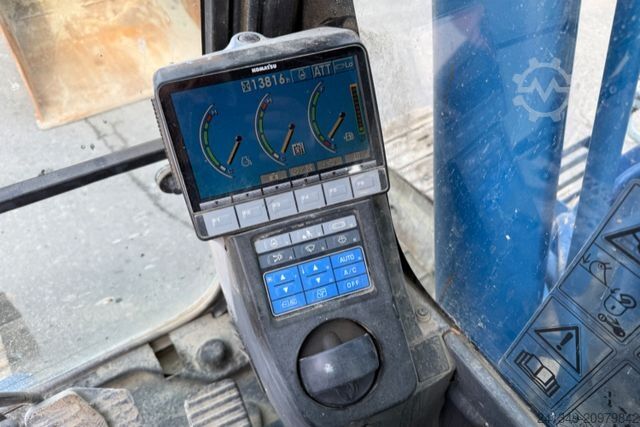 Chain excavator KOMATSU PC210LC-8 Oilquick 2x Schaufeln