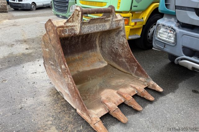 Chain excavator KOMATSU PC210LC-8 Oilquick 2x Schaufeln