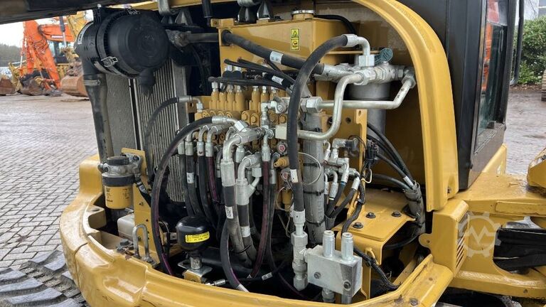 Mini excavator CAT 305 E2 CR