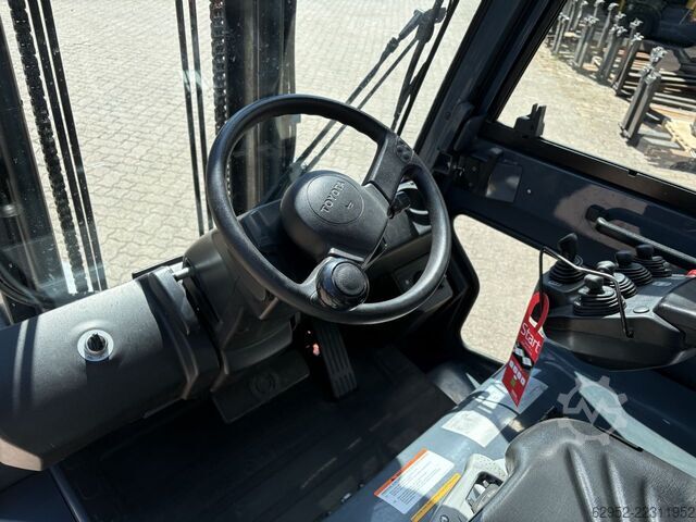 Electric 4-wheel forklift Toyota 8 FBMT 25