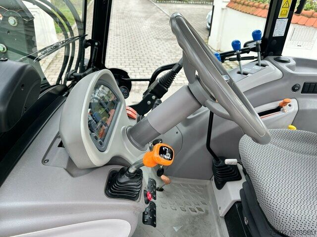 Frontlader Deutz-Fahr 5070 D Keyline mit Stoll Industriefrontlader